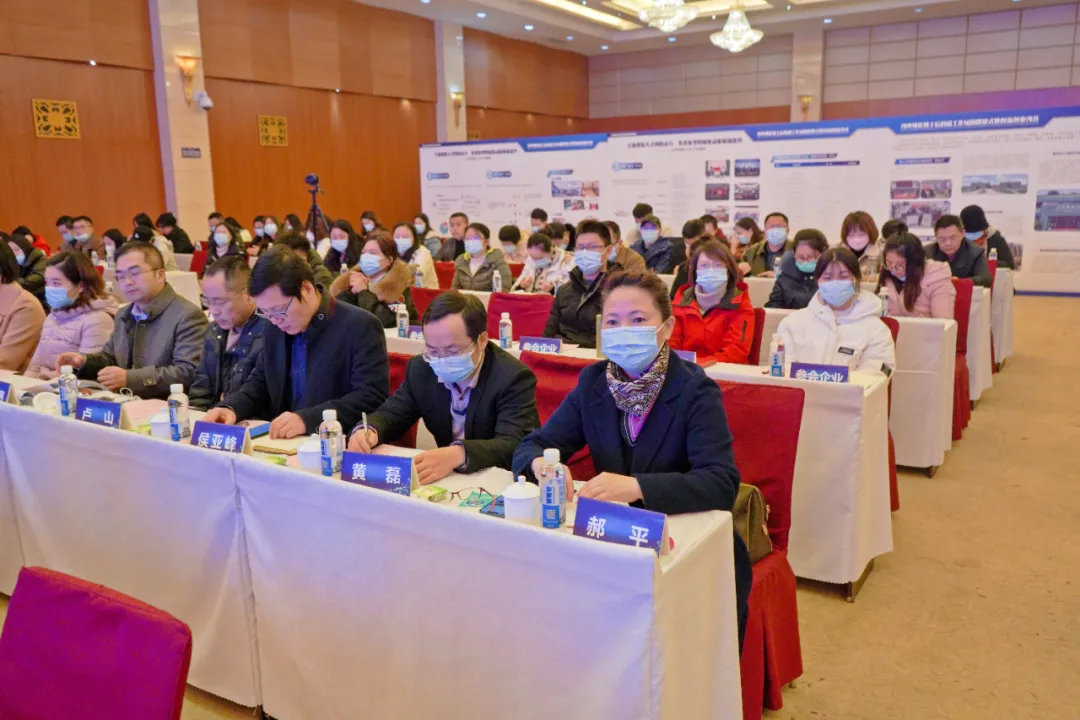 足下软件学院副院长黄磊（右二）出席仪式